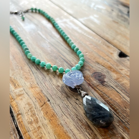 Stunning Carved Chalcedony Rose & Faceted Labradorite Teardrop Strand Necklace - Picture 2 of 5
